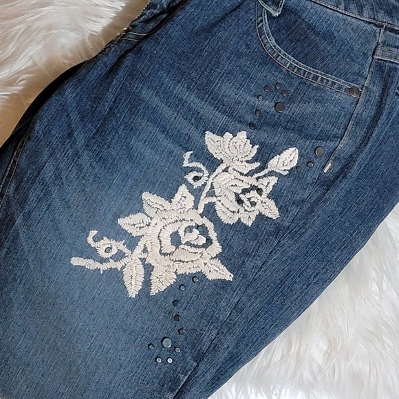 Mixit Dark Wash Cropped Jeggings. Embroidered flowers! Size 8 Petite - Picture 9 of 9